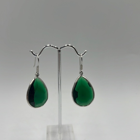 Emerald green faux stone drop earring in a silver colored metal - Picture 1 of 2